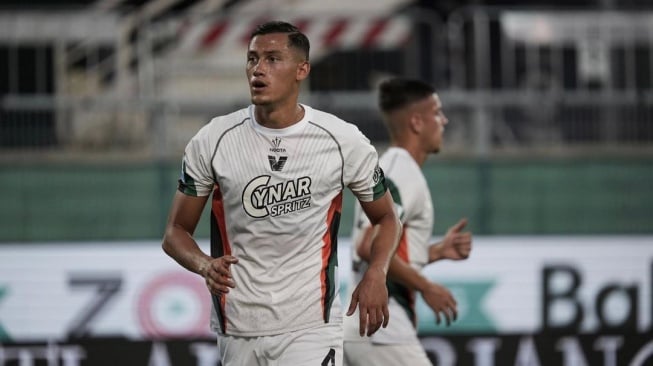 Bek Timnas Indonesia, Jay Idzes, saat bermain di laga Venezia vs Fiorentina. Foto: Repro Instagram @jayidzes