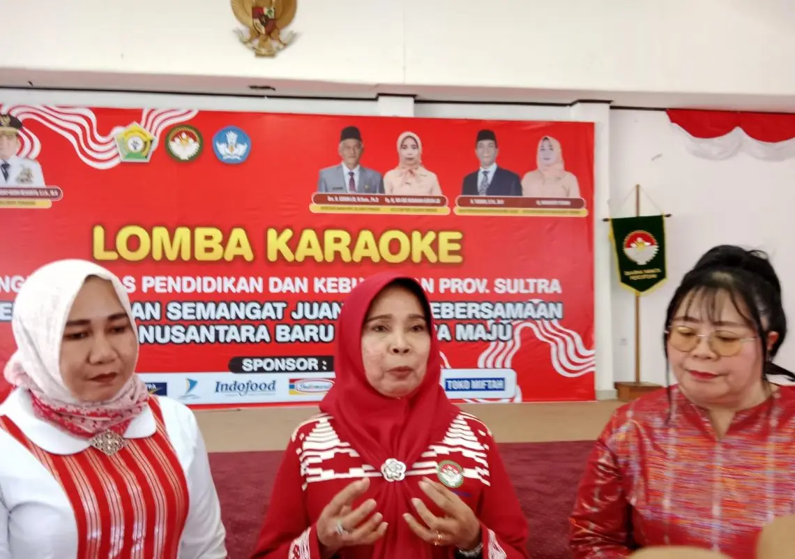 Ketua DWP Sultra, Amanah Asrun Lio, hadir dalam pembukaan lomba menyanyi dalam rangka HUT RI. Foto: Ist.