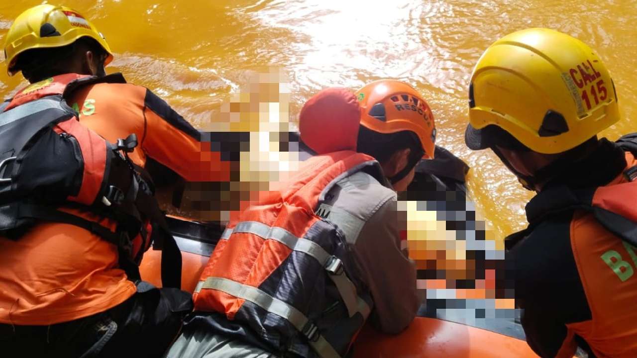 Jenazah korban saat tengah dievakuasi oleh tim basarnas. Foto: Ist.