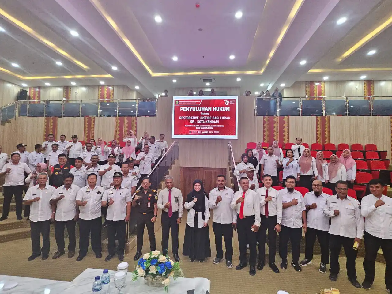 Foto bersama peserta Penyuluhan Hukum oleh Kanwil Kemenkumham Sultra kolaborasi dengan Bagian Hukum Pemkot Kendari, Kejaksaan Tinggi Sultra, dan PN Tinggi Sultra. Foto: Ist.