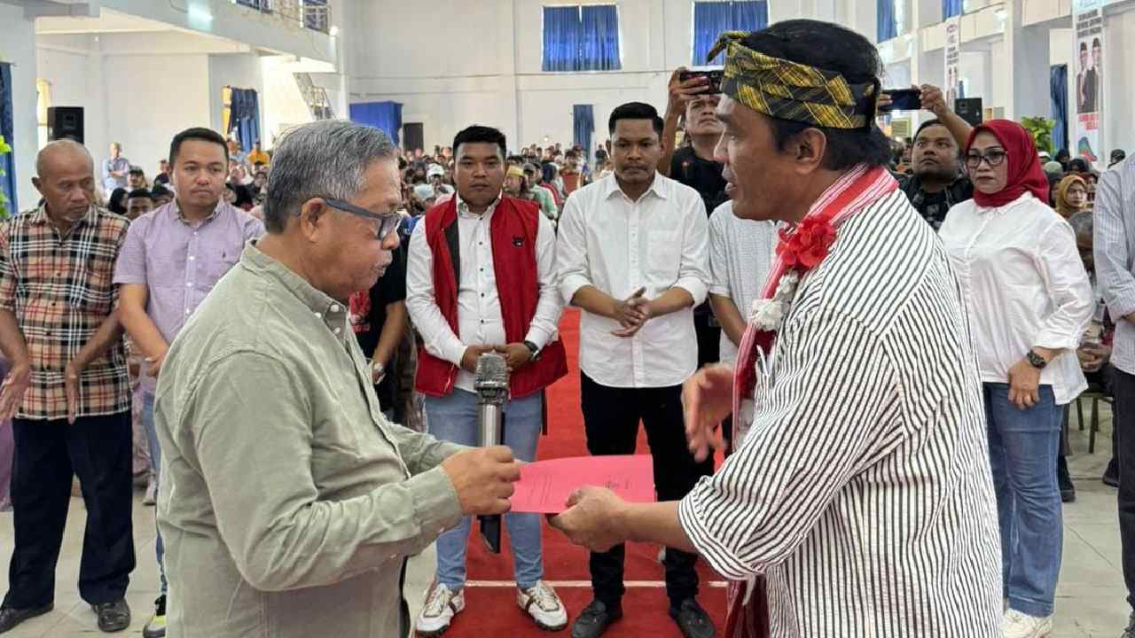Bakal Calon Wakil Gubernur Sulawesi Tenggara, La Ode Ida saat mengukuhkan tim pemenangan di Baubau. Foto: Ist