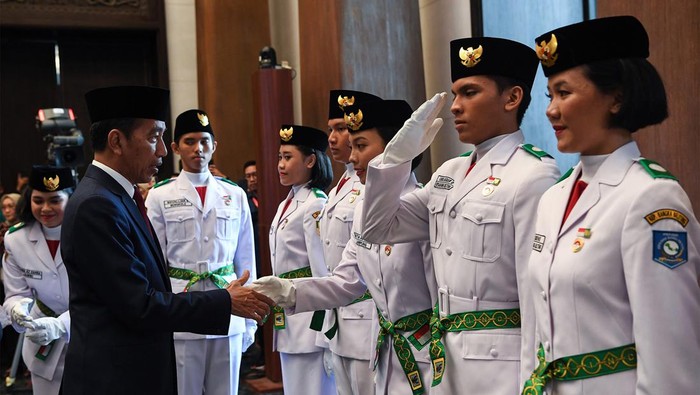 Presiden Jokowi saat mengukuhkan Paskibraka yang akan bertugas di IKN. Foto: Repro birosatpres.go.id