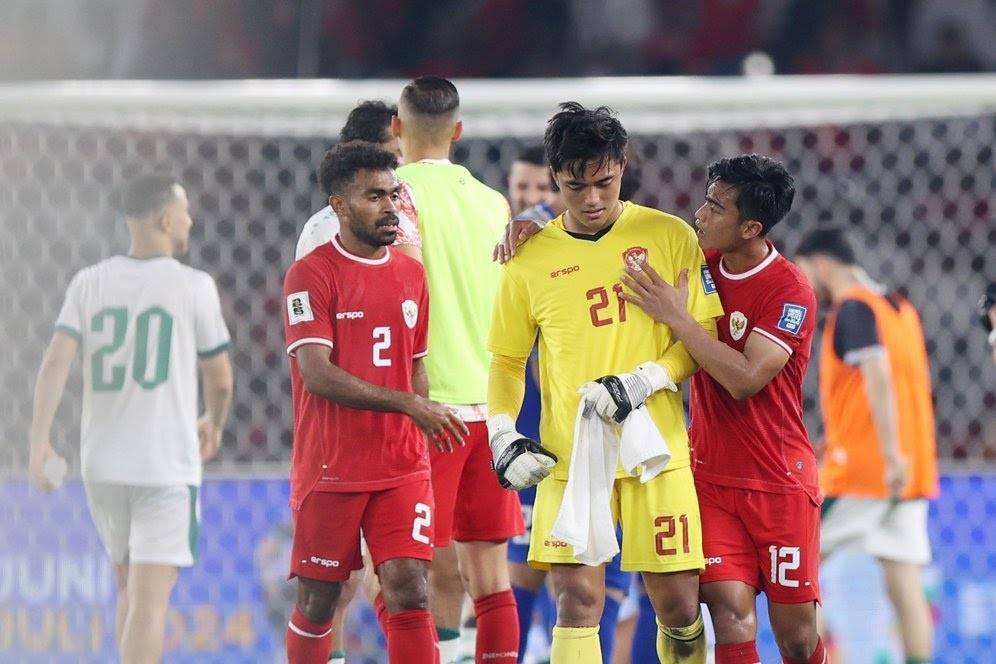 Reaksi Ernando Ari setelah Maarten Paes bela Timnas Indonesia di luar dugaan. Foto: Repro Bola.net