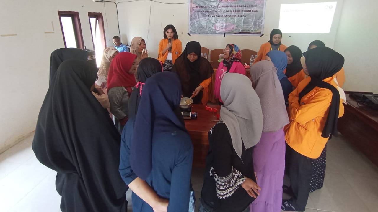 Suasana pelatihan pembuatan lilin aroma terapi anti DBD kepada masyarakat Desa Bokori. Foto: Ist.