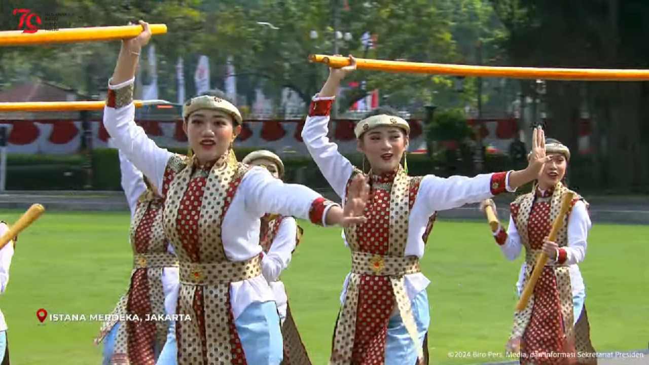 Para Penari asal Sulawesi Tenggara, memeragakan Tarian Lulo Alu di Istana Merdeka. Foto: YouTube@sekretariat presiden