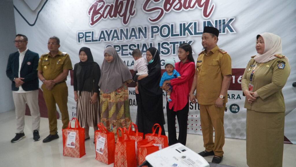 Warga Kendari keciprat bantuan pada momen Hari Amal Bakti IDI ke-116. Foto: Ist.