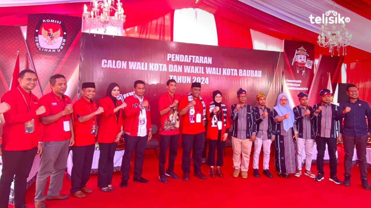 Calon Walikota Baubau, La Ode Ahmad Monianse dan Wakil Walikot Baubau, Ida Fitri Halili saat mendaftar Pilkada di KPU Baubau. Foto: Elfinasari/Telisik