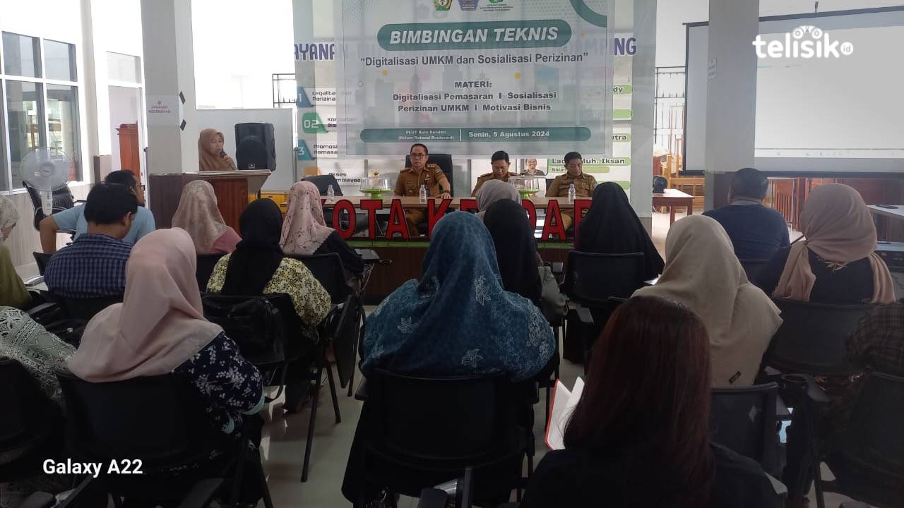 Para pelaku usaha sedang mengikuti bimbingan teknis tentang digitalisasi dan perizinan. Foto: Supryanto/Telisik