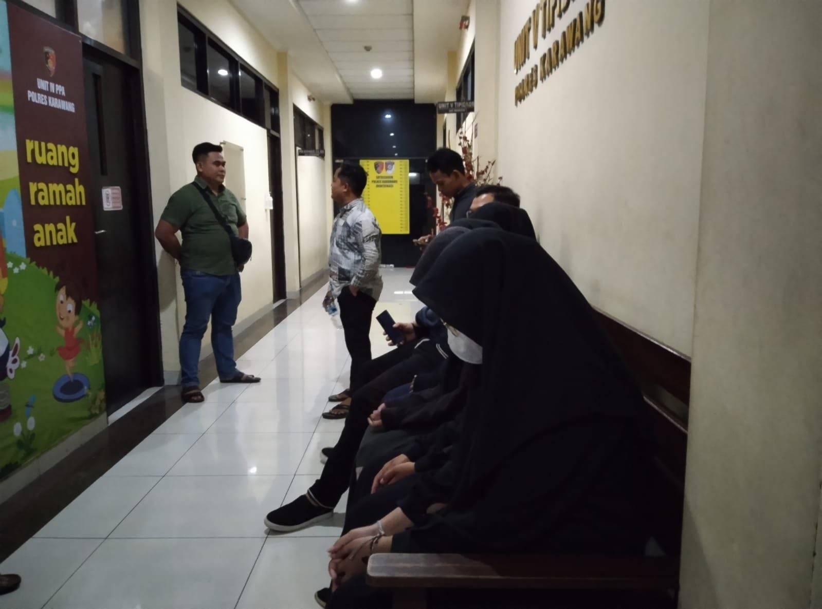 Korban pelecehan seksual saat mendatangi kantor polisi, melaporkan pimpinan salah satu pondok pesantren di Karawang. Foto: Repro newsokezone.com