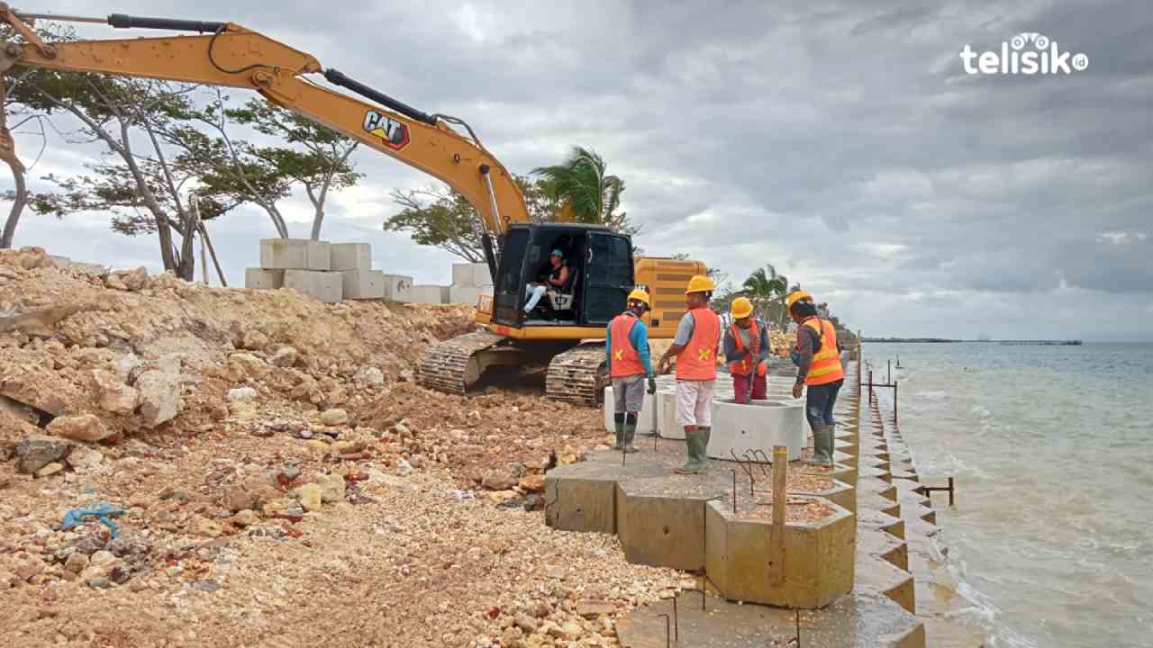 Proyek pembangunan pemecah ombak di kawasan SOR La Ode Pandu. Foto : Sunaryo/Telisik