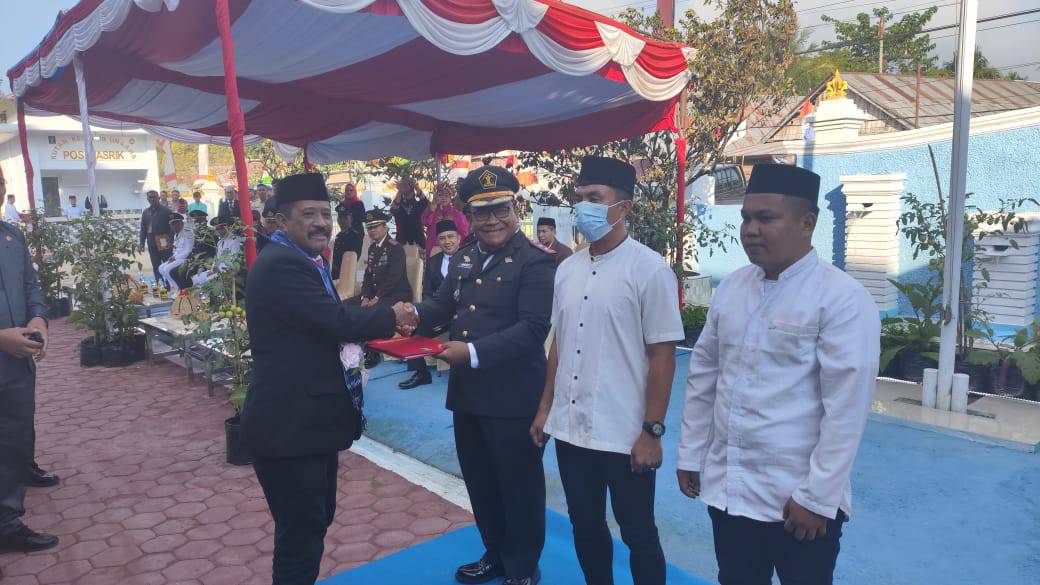 Pj Bupati Konawe, Stanley, memberikan SK remisi kepada Kepala Rutan kelas IIB Unaaha dan dua napi yang langsung bebas. Foto: Ist.