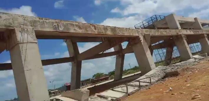Pagar pembatas tribun stadion sepakbola Motewe yang rubuh. Foto: Ist.