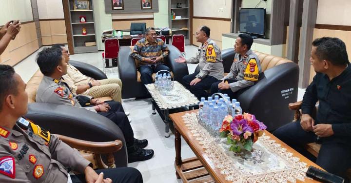 Kapolres Muna, AKBP Indra Sandy Purnama Sakti saat bersilahturahmi dengan Plt Bupati, Bachrun Labuta. Foto: Ist.