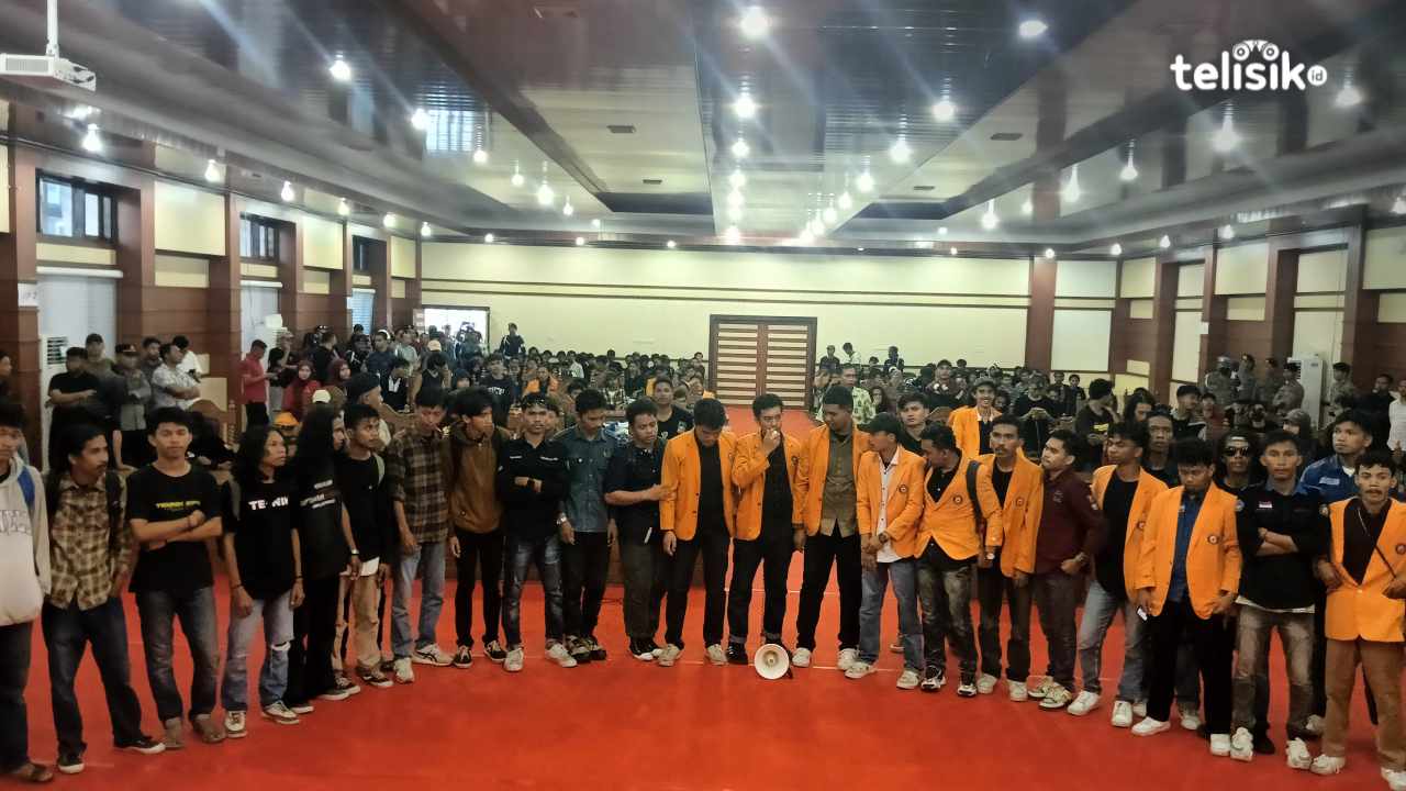 Ratusan mahasiswa saat memasuki ruang sidang Paripurna DPRD Sulawesi Tenggara. Foto: Sigit Purnomo/Telisik
