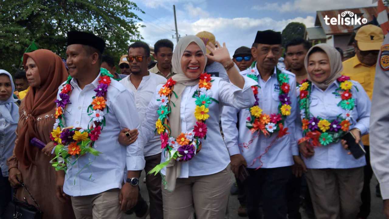 Masyarakat antusias jemput Paslon Bupati Muna Barat, La Ode Darwin-Ali Basa. Foto: Putri Wulandari/Telisik