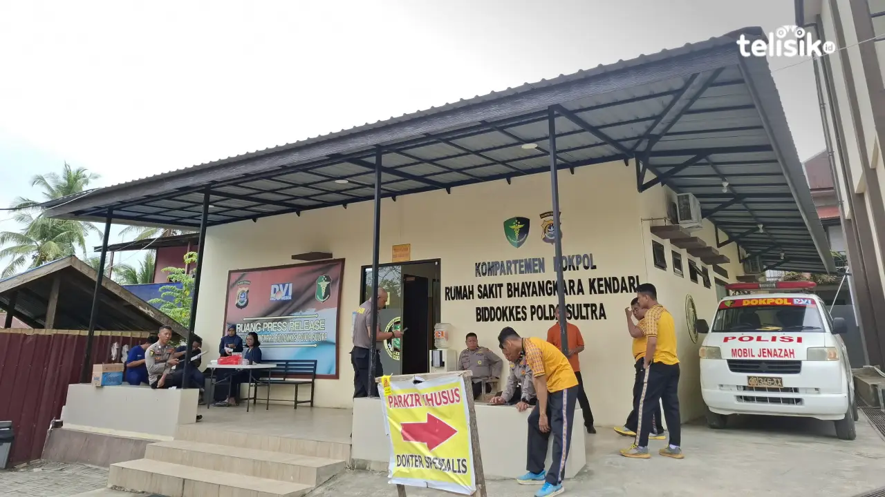 Suasana Rumah Sakit Bhayangkara Kendari, keluarga sedang menunggu hasil visum korban. Foto: Erni Yanti/ Telisik