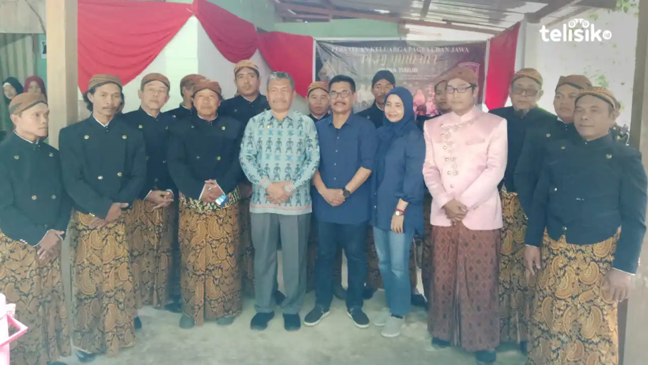 Bapaslon Bahtera saat menghadiri undangan paguyuban keluarga Jawa-Muna di Mutim. Foto: Sunaryo/Telisik
