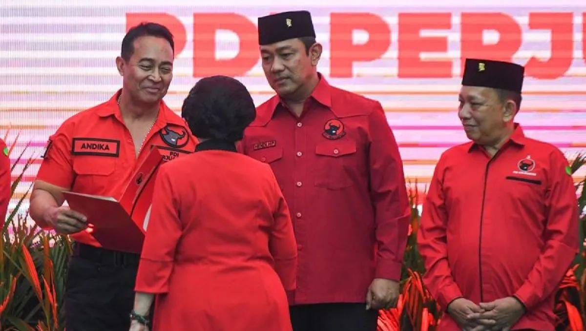 Ketua Umum PDI Perjuangan Megawati Soekarnoputri (kedua kiri) memberikan surat keputusan (SK) partai kepada bakal calon Gubernur Jateng Jenderal TNI (purn) Andika Perkasa. Foto: Repro Antara