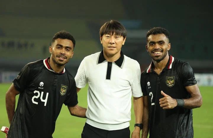 Yakob Sayuri dan Yance Sayuri mengalami cedera sehingga harus absen membela Timnas Indonesia pada Kualifikasi Piala Dunia 2026 Zona Asia. Foto Repro: Fajar.co.id