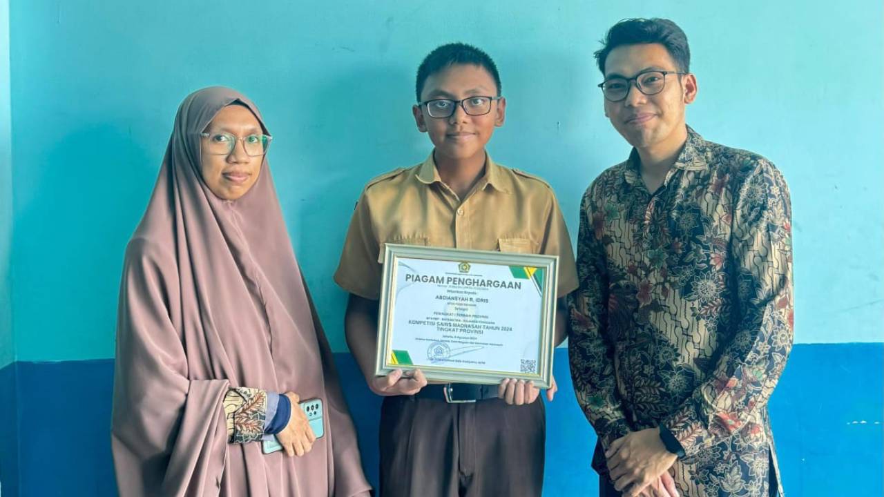 Abdiansyah R. Idris, siswa MTs Ummushabri (tengah) akan mewakili Provinsi Sulawesi Tenggara menuju KSM tingkat nasional 2024 yang akan diadakan di Ternate, Maluku Utara. Foto: Ist.