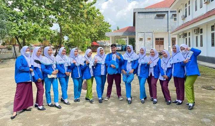 Mahasiswa dan mahasiswi Stikes Pelita Ibu Kendari. Foto: Ist.