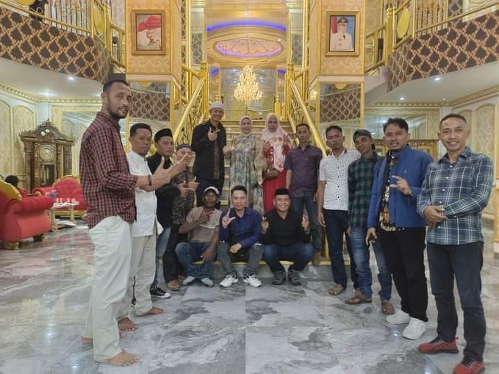 Bakal Calon Bupati Buton, Syaraswati Samiun dan Rasyid Mangura, bersama tim pemenang. Foto: Ist.