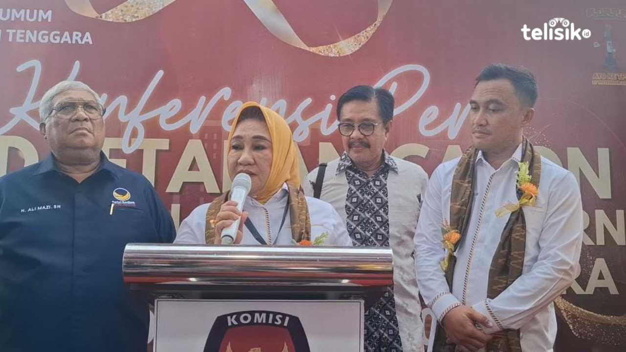 Pasangan Tina Nur Alam-LM Ikhsan Taufik Ridwan saat diwawancarai usai pendaftaran di KPU Sulawesi Tenggara. Foto: Erni Yanti/Telisik