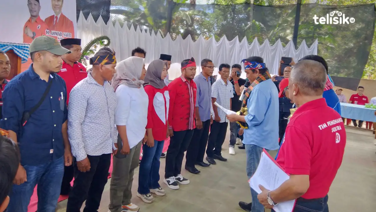 Tim pemenangan Sulawesi Tenggara (TPS) wilayah Kabupaten Muna Barat Resmi dikukuhkan oleh calon wakil gubernur, La Ode Ida. Foto: Putri Wulandari/Telisik