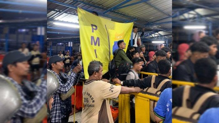 Detik-detik aktivis mahasiswa terlibat kericuhan dengan petugas pelabuhan. Foto: Repro tribunnews.com