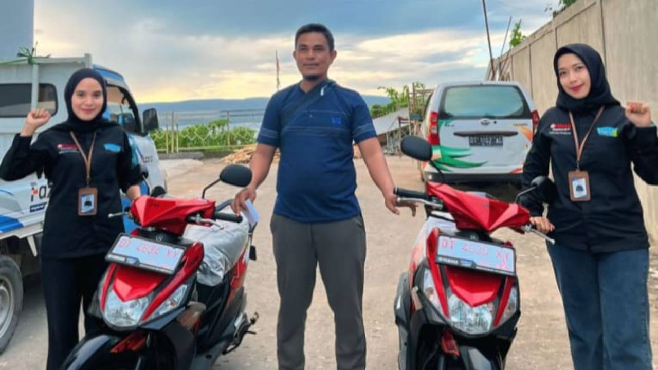 Dua unit motor, hadiah utama dalam pesta deklarasi bersama calon Bupati dan Wakil Bupati Buton, Syaraswati Samiun dan Rasyid Mangura. Foto: Ist.
