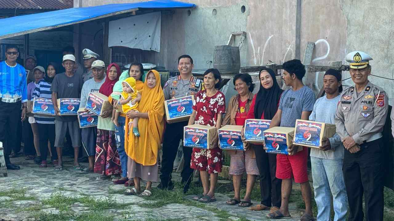 Ditlantas Polda Sultra saat membagikan paket sembako ke Warga Kendari. Foto: Ist