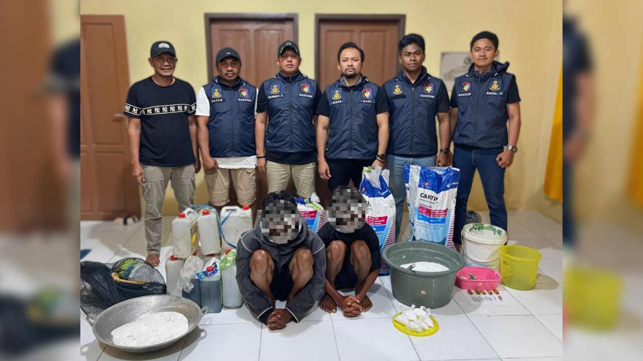 Dua remaja yang diduga gunakan bom rakitan untuk menangkap ikan saat diamankan oleh Polairud Polda Sultra. Foto: Ist