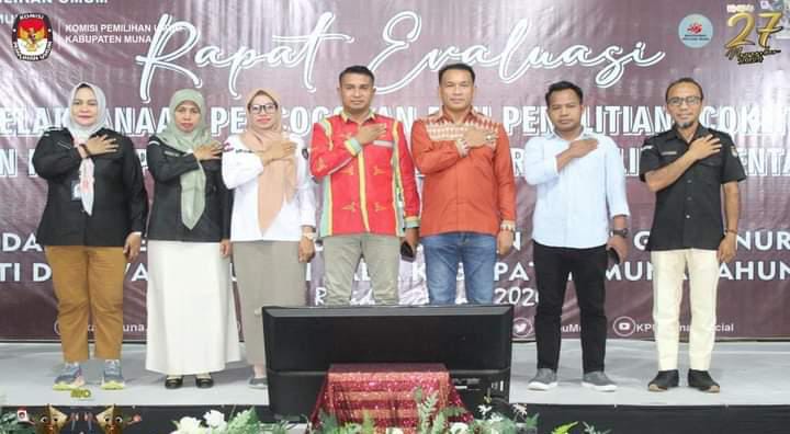 Ketua KPU Muna, LM Askar Adi Jaya bersama komisoner dan staf. Foto: Ist.