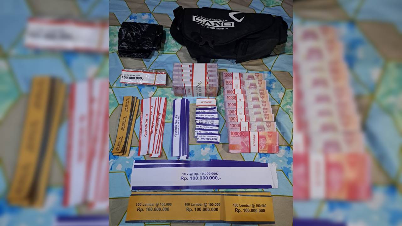 Uang palsu pecahan seratus ribu yang berhasil dimankan Bareskrim Polri. Foto: Ist.