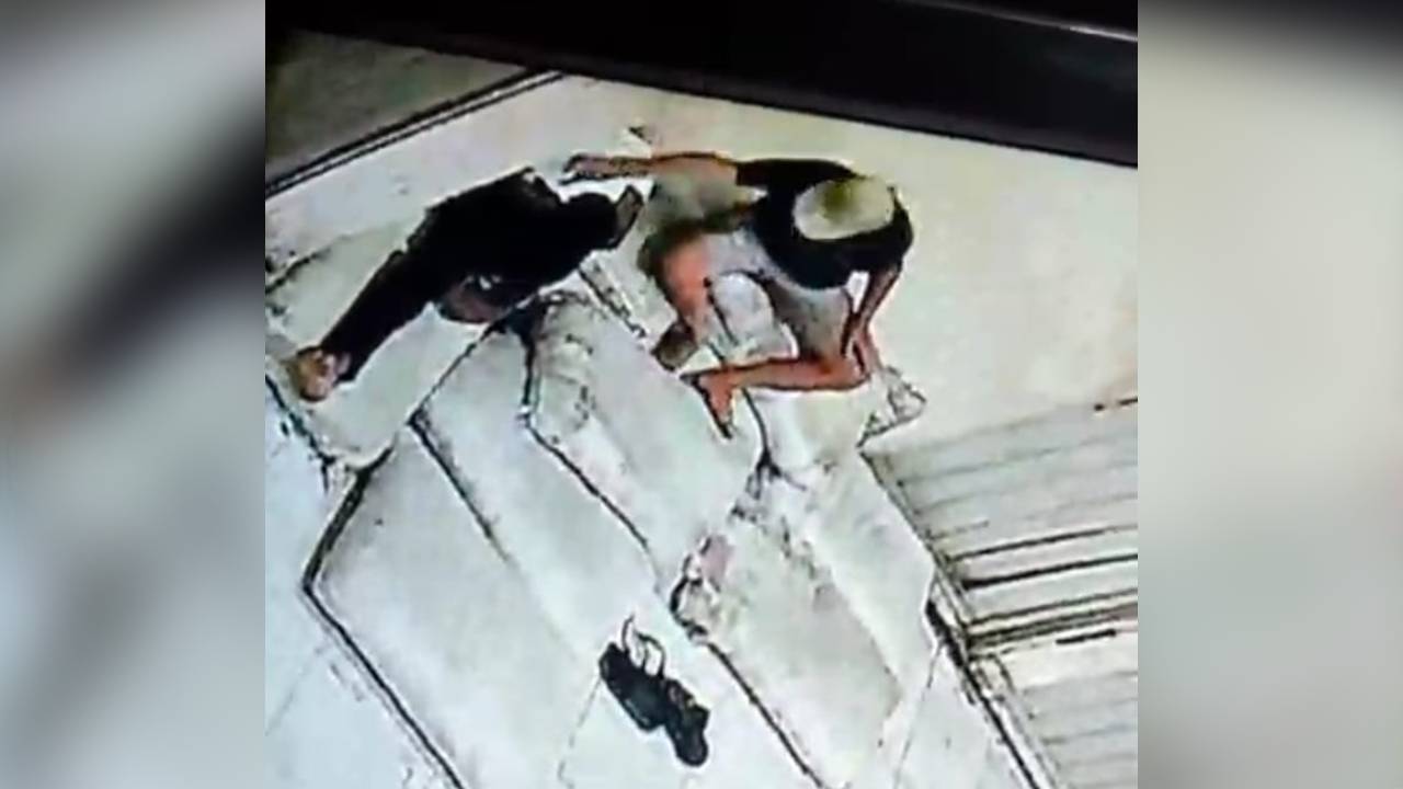 Rekaman CCTV saat tersangka mengambil HP korban yang sedang tidur. Foto: Screenshot CCTV