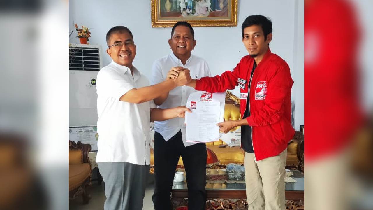 Bakal Paslon bupati dan wakil bupati Buton Utara, Abu Hasan dan Fahrul Muhammad, resmi terima formulir B1-KWK dari PSI melalui Arafat Yusuf selaku Sekretaris PSI Sultra. Foto: Ist.