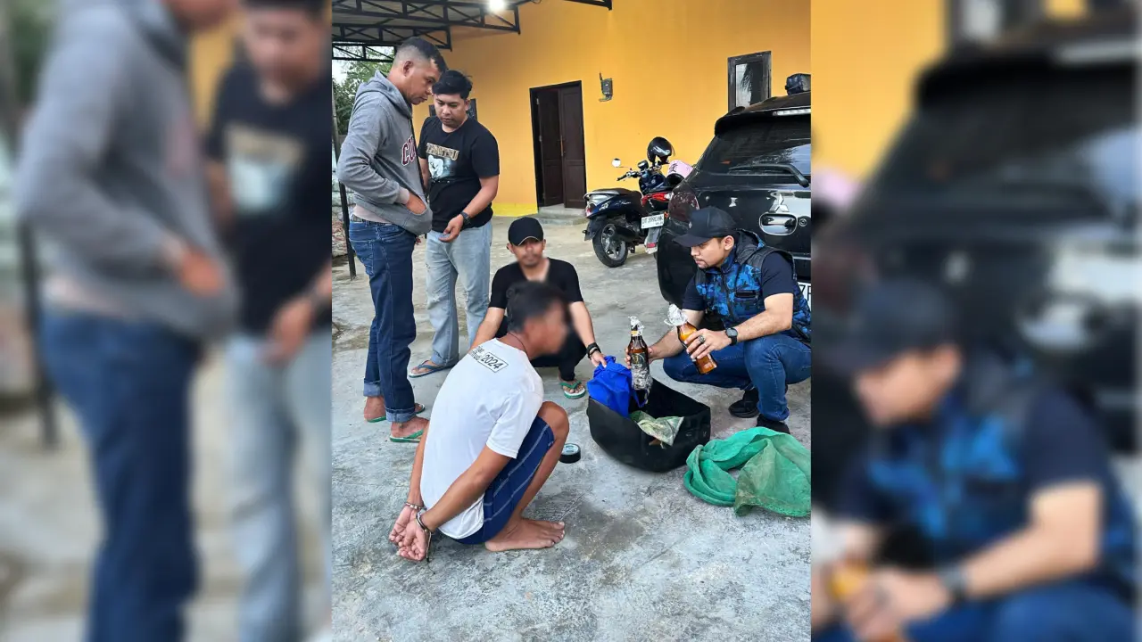 Terduga tersangka saat dimanakan Tim Subdit Gakkum Ditpolairud Polda Sultra dengan barang bukti peledak. Foto: Ist.
