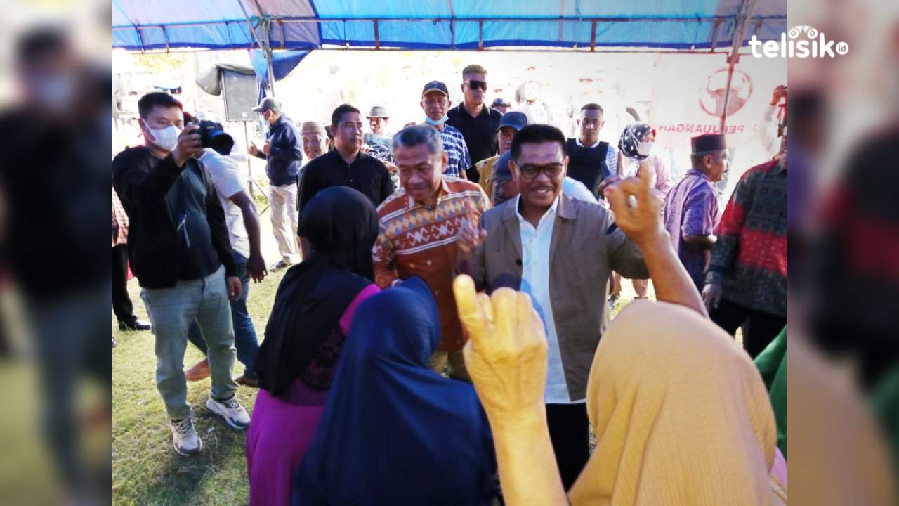Paslon Bahtera saat berkampanye di Desa Wawesa. Foto : Sunaryo/Telisik