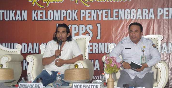 Ketua Bawaslu Muna, Al Abzal Naim meminta KPU segera memasang APK Paslon. Foto : Ist.