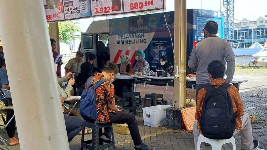 Bagi yang ingin memperpanjang SIM, ada beberapa langkah yang perlu dilakukan. Siapkan SIM lama yang masa berlakunya belum habis. Foto: Repro Katadata