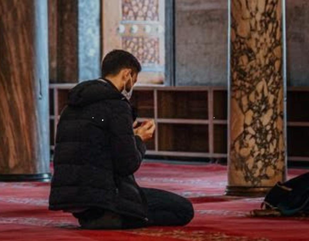 Nampak seorang pria sedang duduk berdoa. Foto: Repro InsertLive