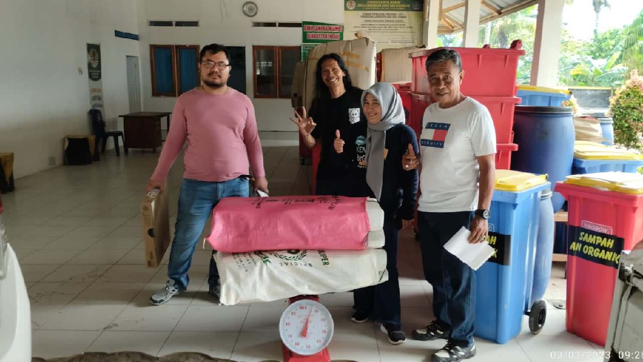 Proses penimbangan sampah di bank sampah DLHK Kendari. Foto: Ist.
