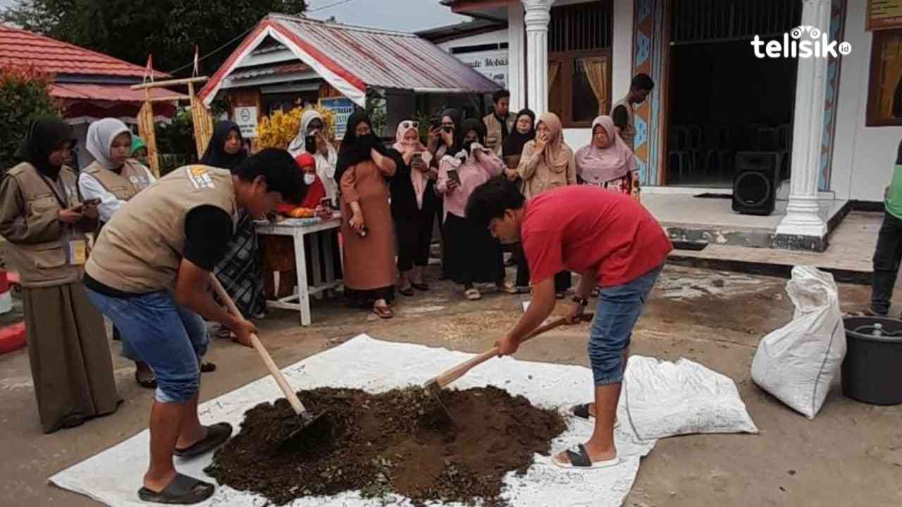 Dosen dan Mahasiswa UHO saat melakukan demonstrasi kepada masyarakat terkait cara membuat pupuk organik kompos. Foto : La Ode Hamid/Telisik