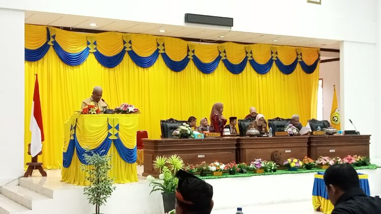 Sekretaris Daerah Kabupaten Buton, Asnawi Jamaluddin, saat menyampaikan sambutanya di ruang Sidang DPRD. Foto: Ist