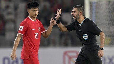 Salman Falahi (kanan), wasit yang memimpin laga Indonesia vs Australia pada Kualifikasi Piala Dunia2026 Zona Asia di SUGBK, Jakarta, Selasa (10/9/2024). Foto: Repro AFP
