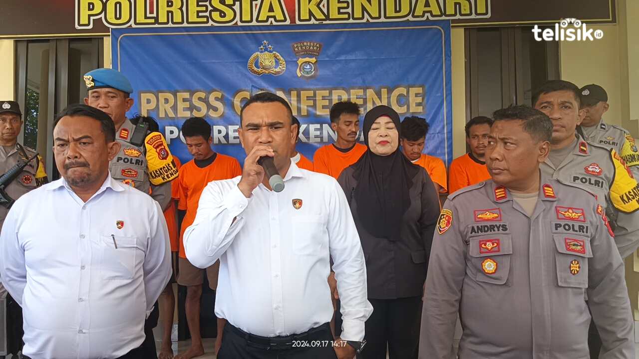 Konferensi pers pengungkapan tujuh tersangka pencurian lampu dan kabel di Gerbang Wisata Toronipa, di Mapolresta Kendari, Selasa (17/9/2024). Foto: Sigit Purnomo/Telisik