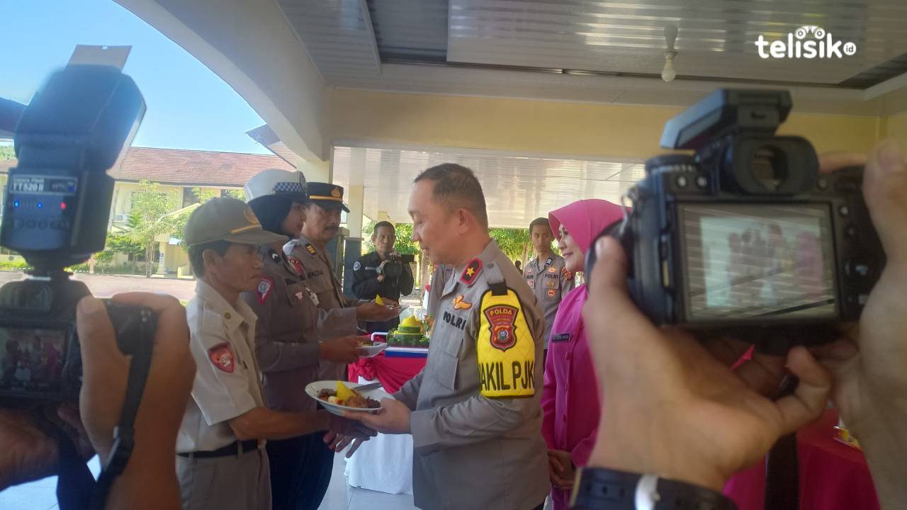 Momen saat Wakapolda Sultra, Brigjen Pol Amur Chandar Juli Buana, melakukan prosesi pemotongan tumpeng. Foto: Ahmad Jaelani/Telisik