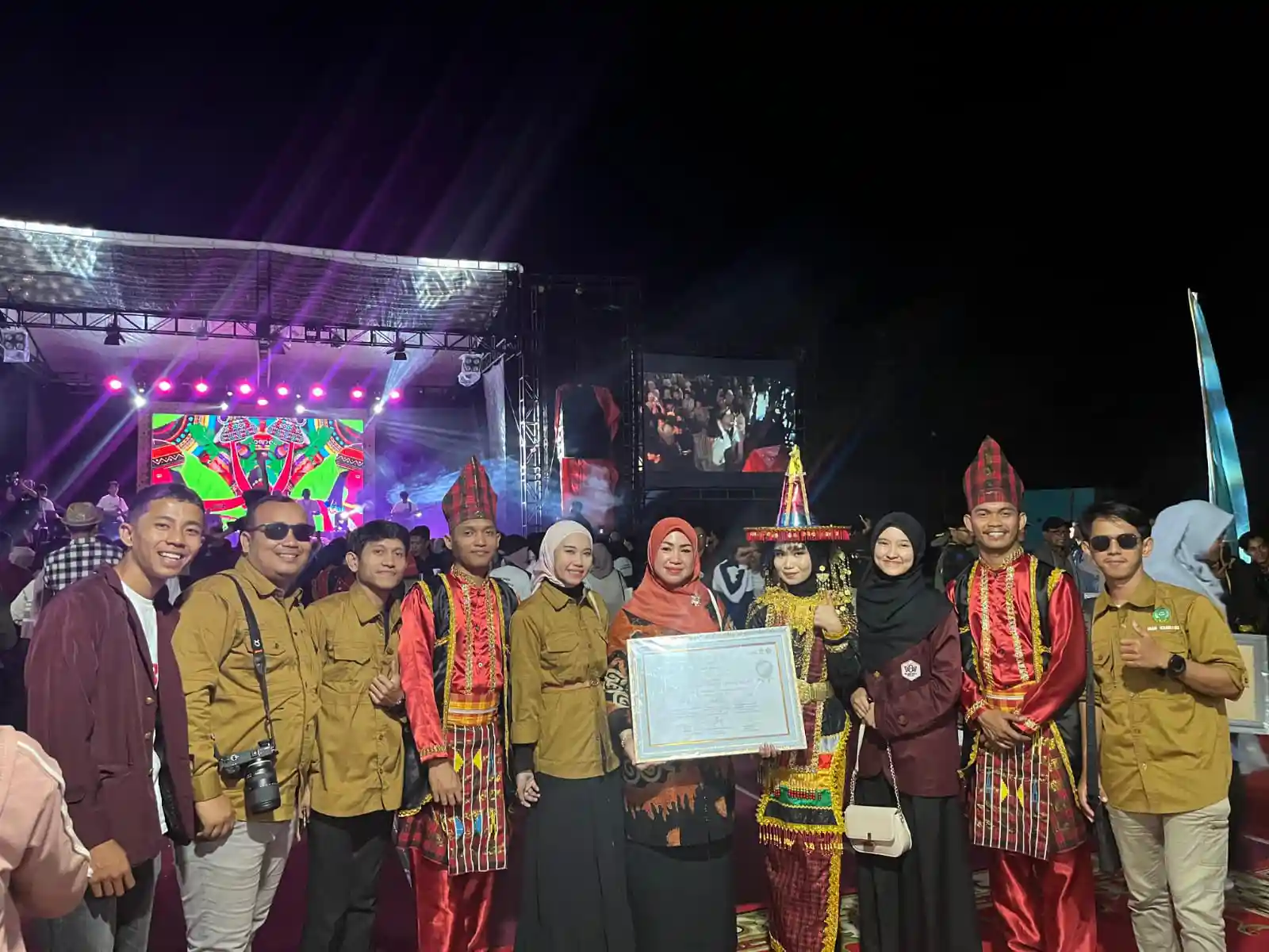 The 2nd Sungai Bangek International Festival (SeiBa) tahun 2024 resmi ditutup. Pada ajang ini IAIN Kendari berhasil meraih medali platinum sebagai peserta terbaik pada bidang pertunjukan seni. Foto: Ist.
