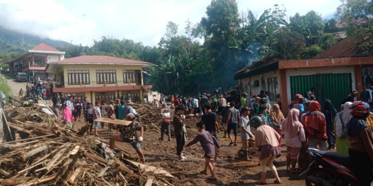 Banjir bandang di Kabupaten Tanah Datar, menyebabkan timbulnya korban jiwa, rusaknya fasilitas umum, lahan pertanian dan perikanan serta rumah masyarakat. Foto: Repro infosumbar.net