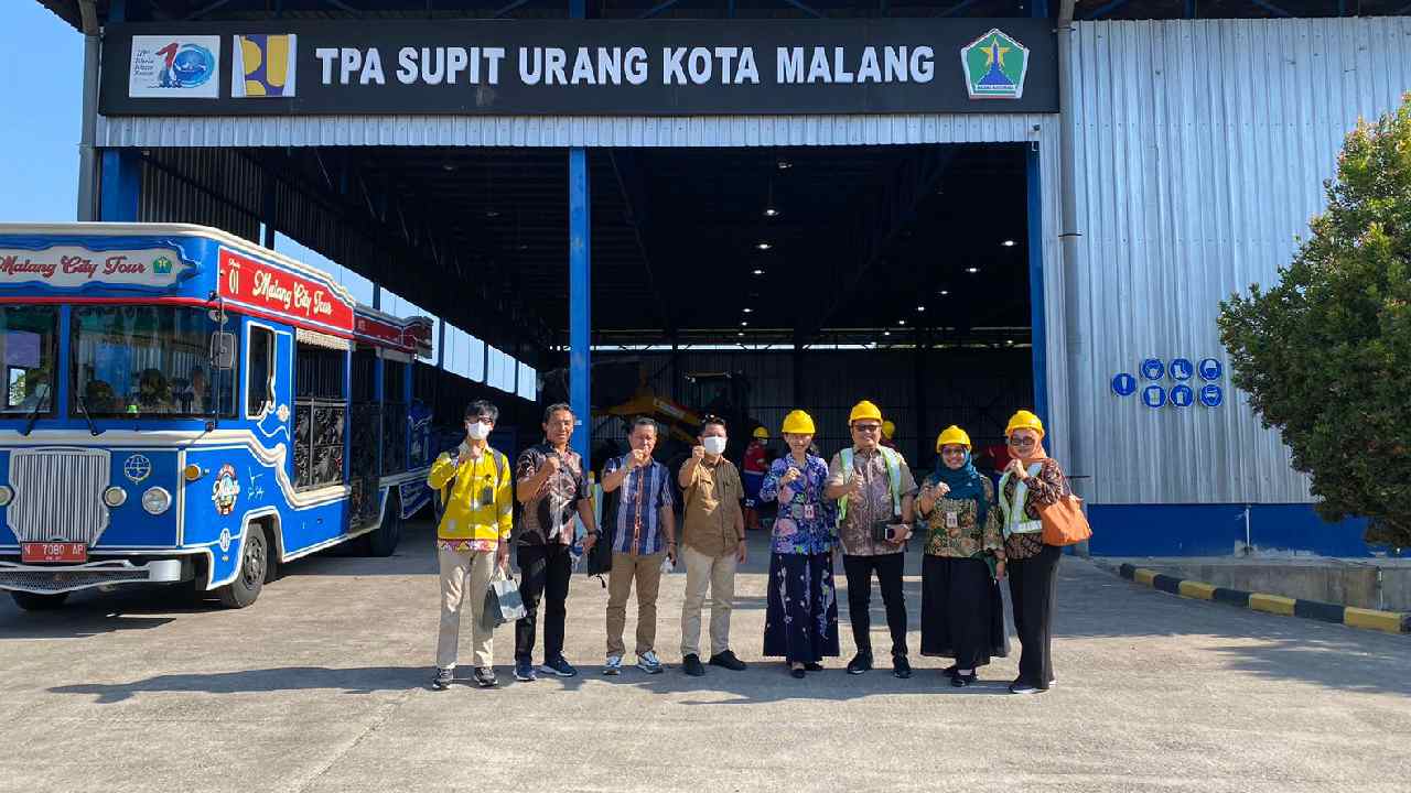 Perwakilan Pemkot Kendari saat mengunjungi TPST di TPA Kota Malang. Foto: Ist.
